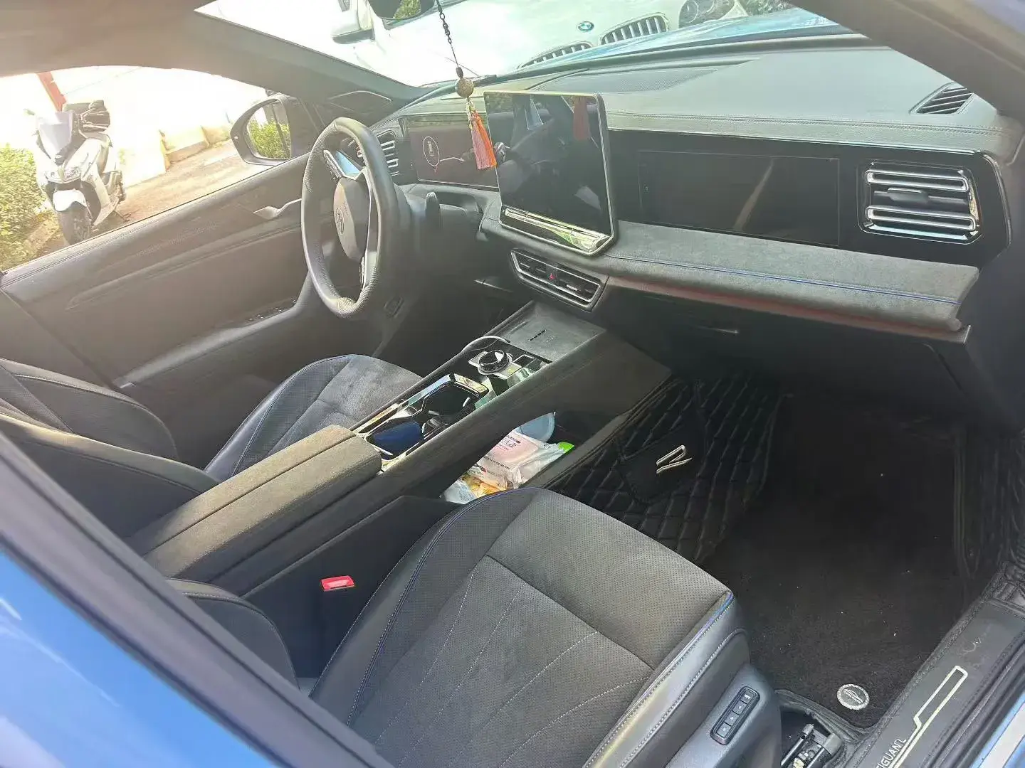 2024 VOLKSWAGEN TIGUAN thumbnail 3