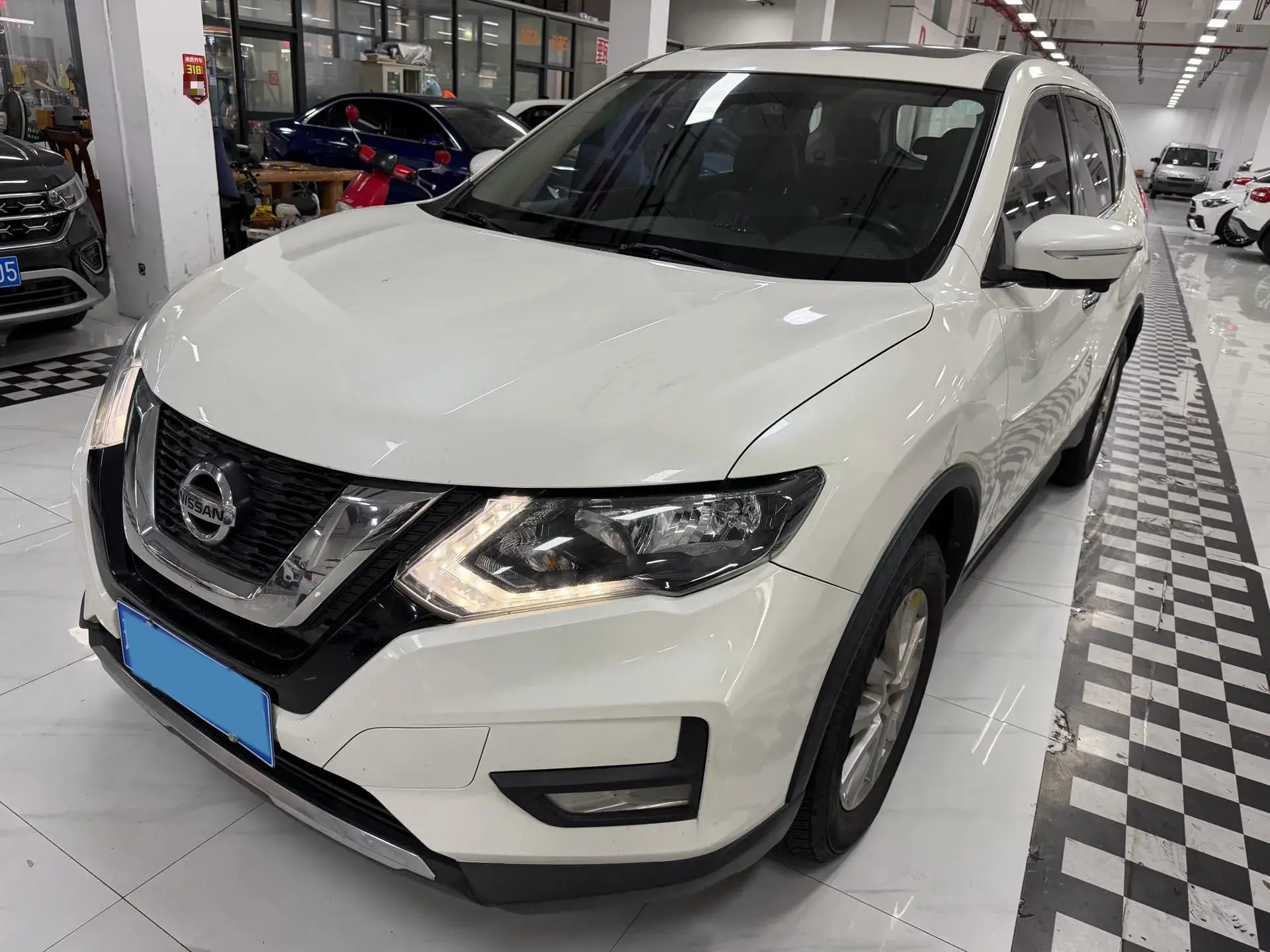 2021 NISSAN X-TRAIL view 1