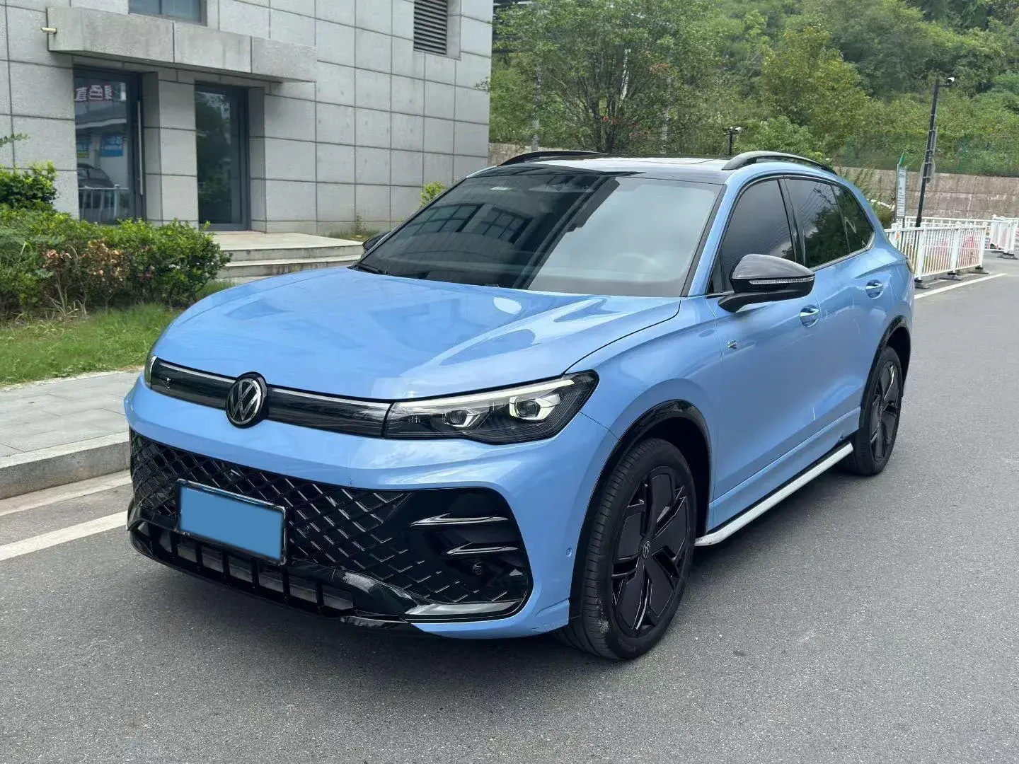 2024 VOLKSWAGEN TIGUAN view 1