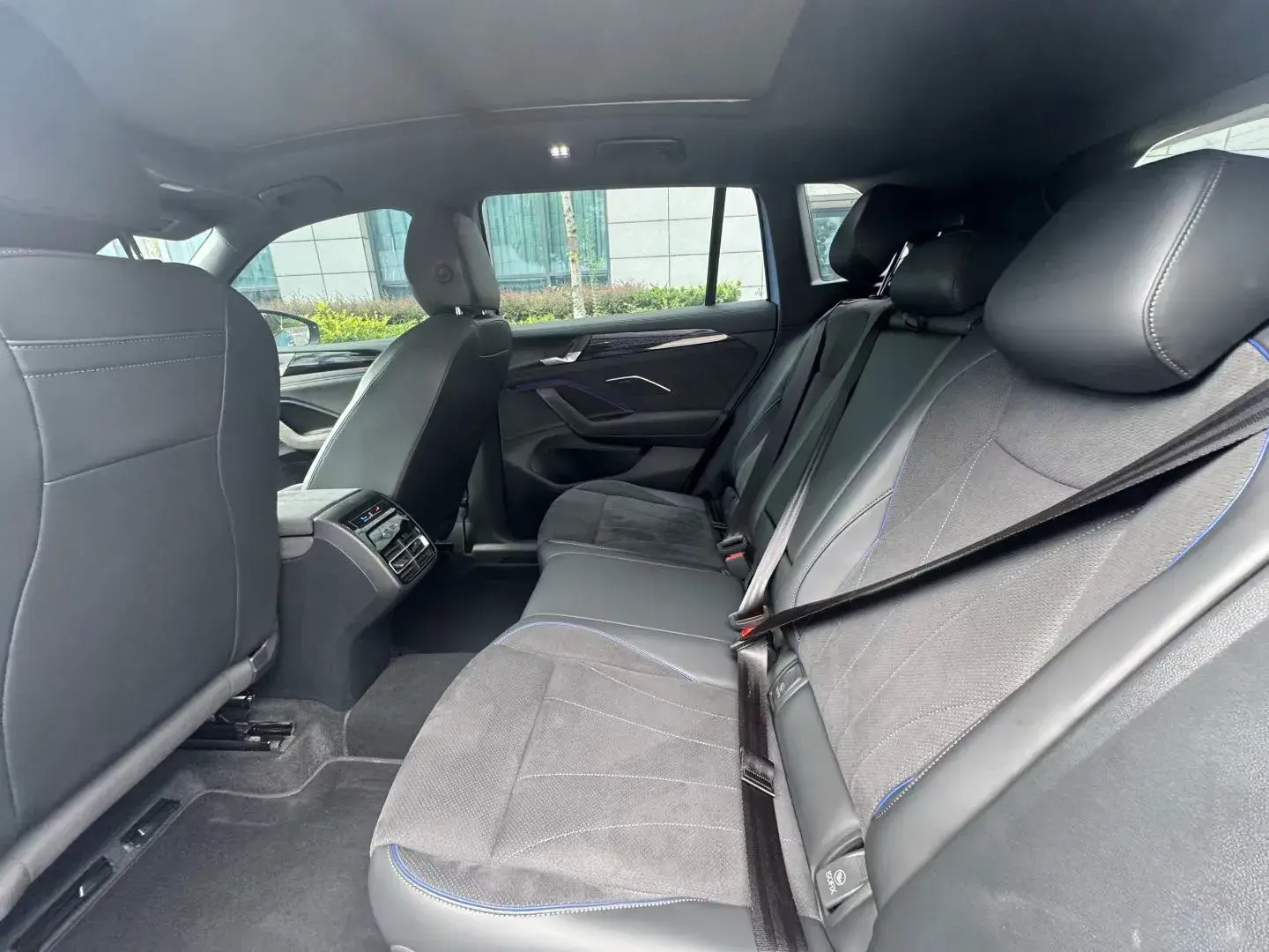 2024 VOLKSWAGEN TIGUAN thumbnail 4