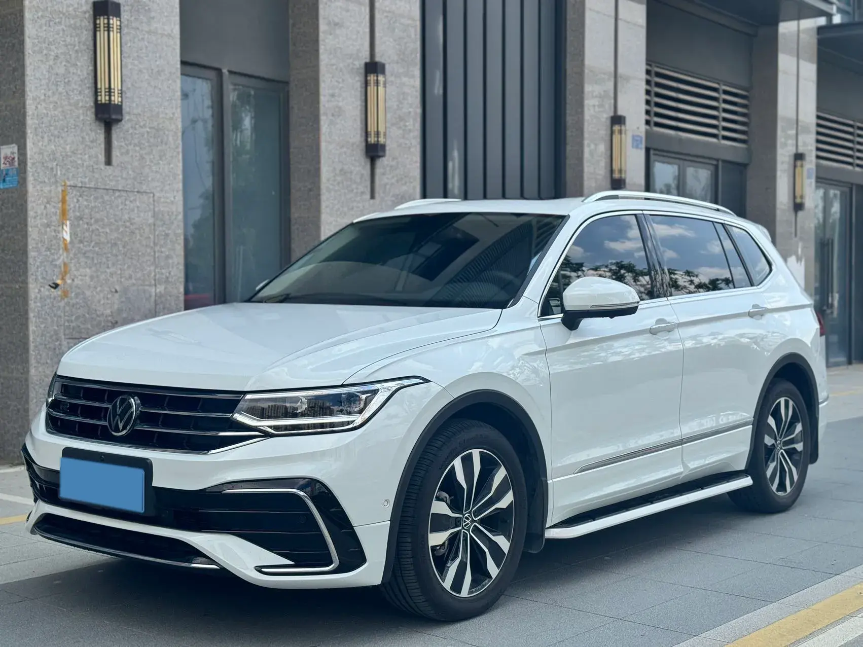 2024 VOLKSWAGEN TIGUAN view 1