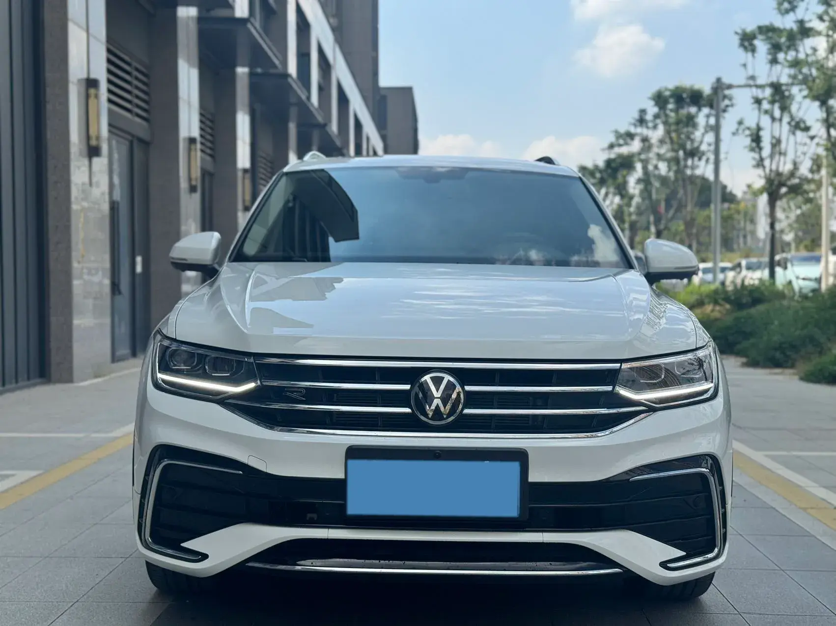 2024 VOLKSWAGEN TIGUAN thumbnail 2