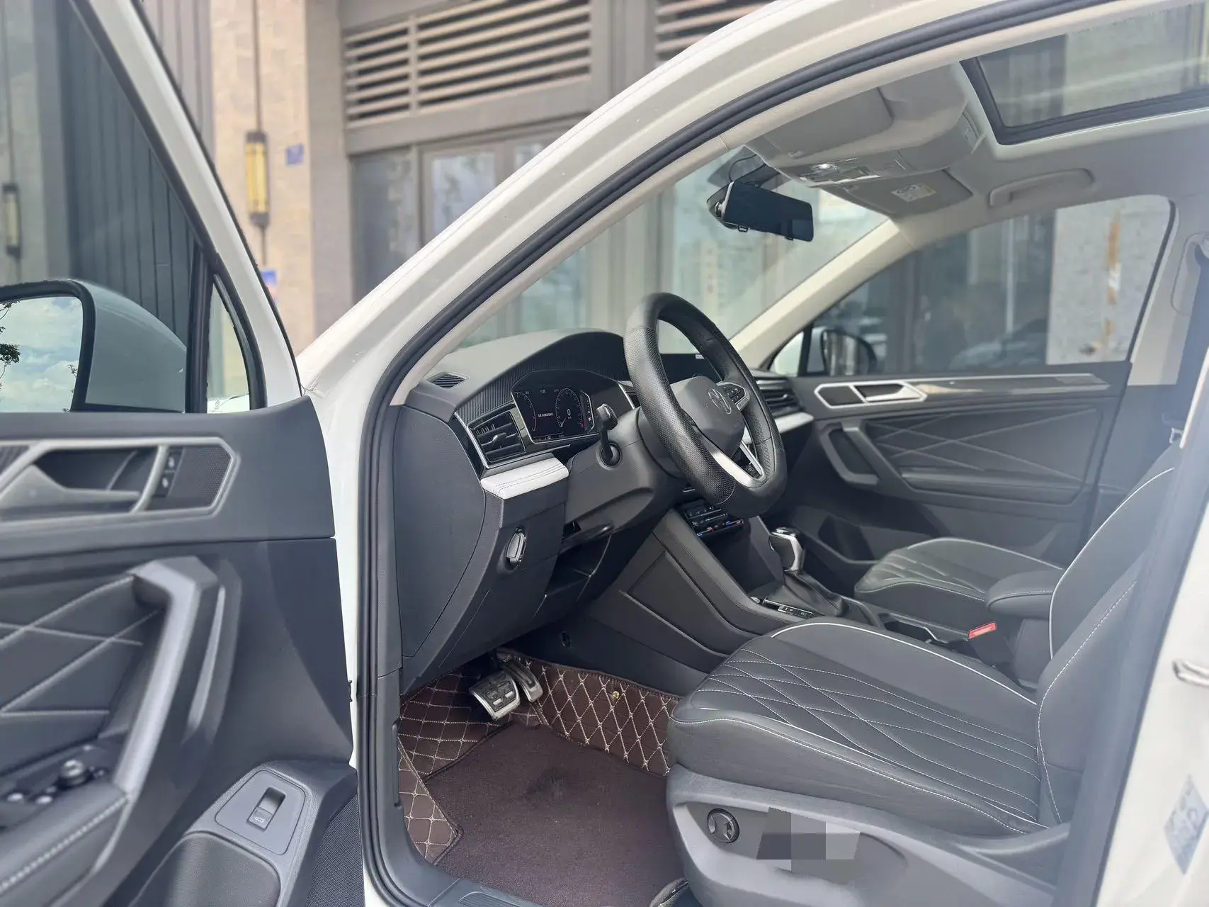 2024 VOLKSWAGEN TIGUAN thumbnail 4