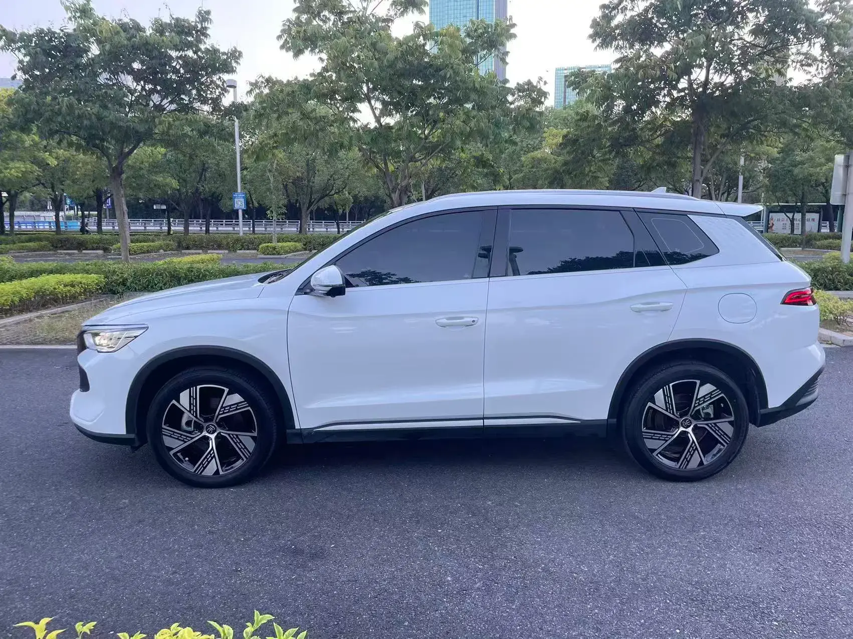 2024 BYD SONG thumbnail 4