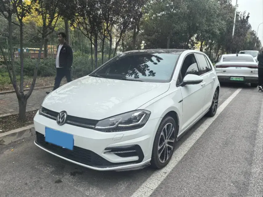 2019 VOLKSWAGEN GOLF view 1