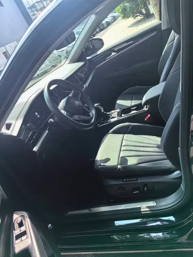 2024 VOLKSWAGEN PASSAT thumbnail 2