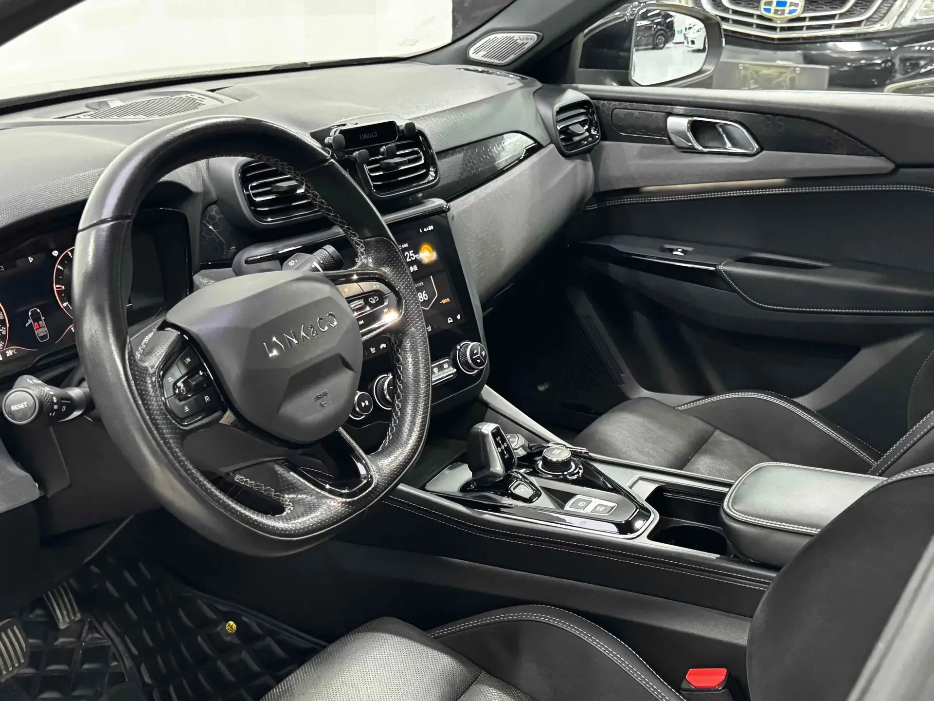 2022 LYNK&CO 03 thumbnail 4