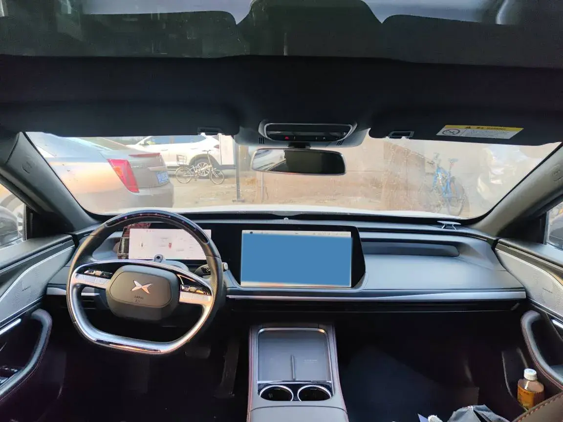 2023 XPENG P7 thumbnail 3