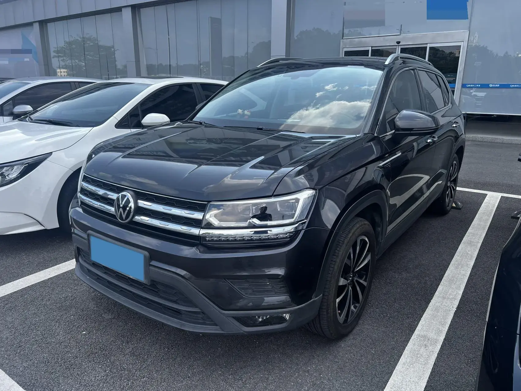 2021 VOLKSWAGEN THARU view 1