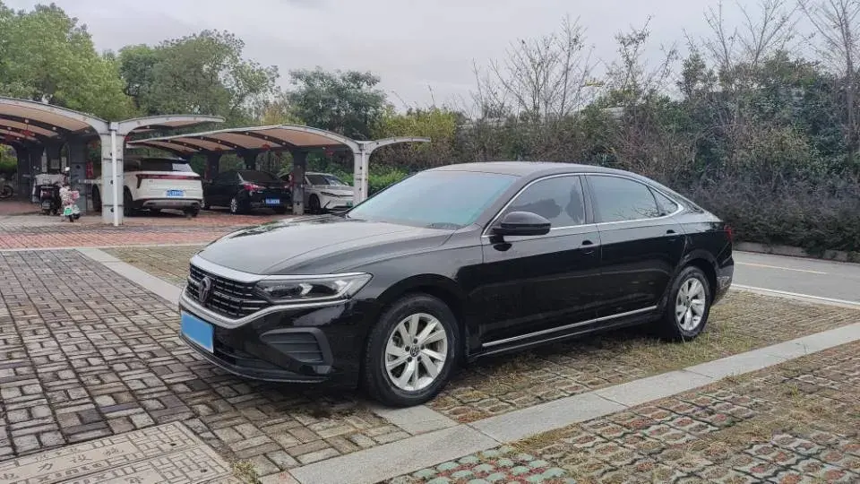 2023 VOLKSWAGEN PASSAT view 1