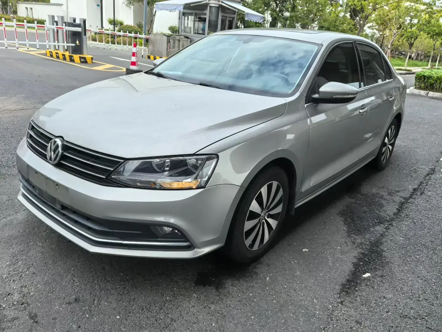 2018 VOLKSWAGEN SAGITAR view 1