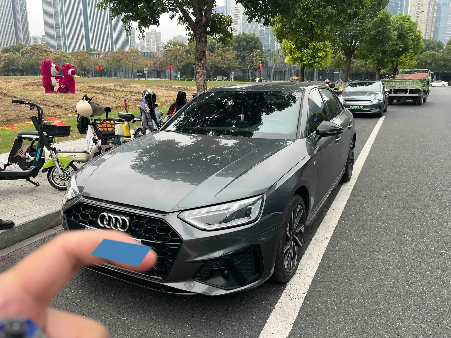 2023 AUDI A4L view 1