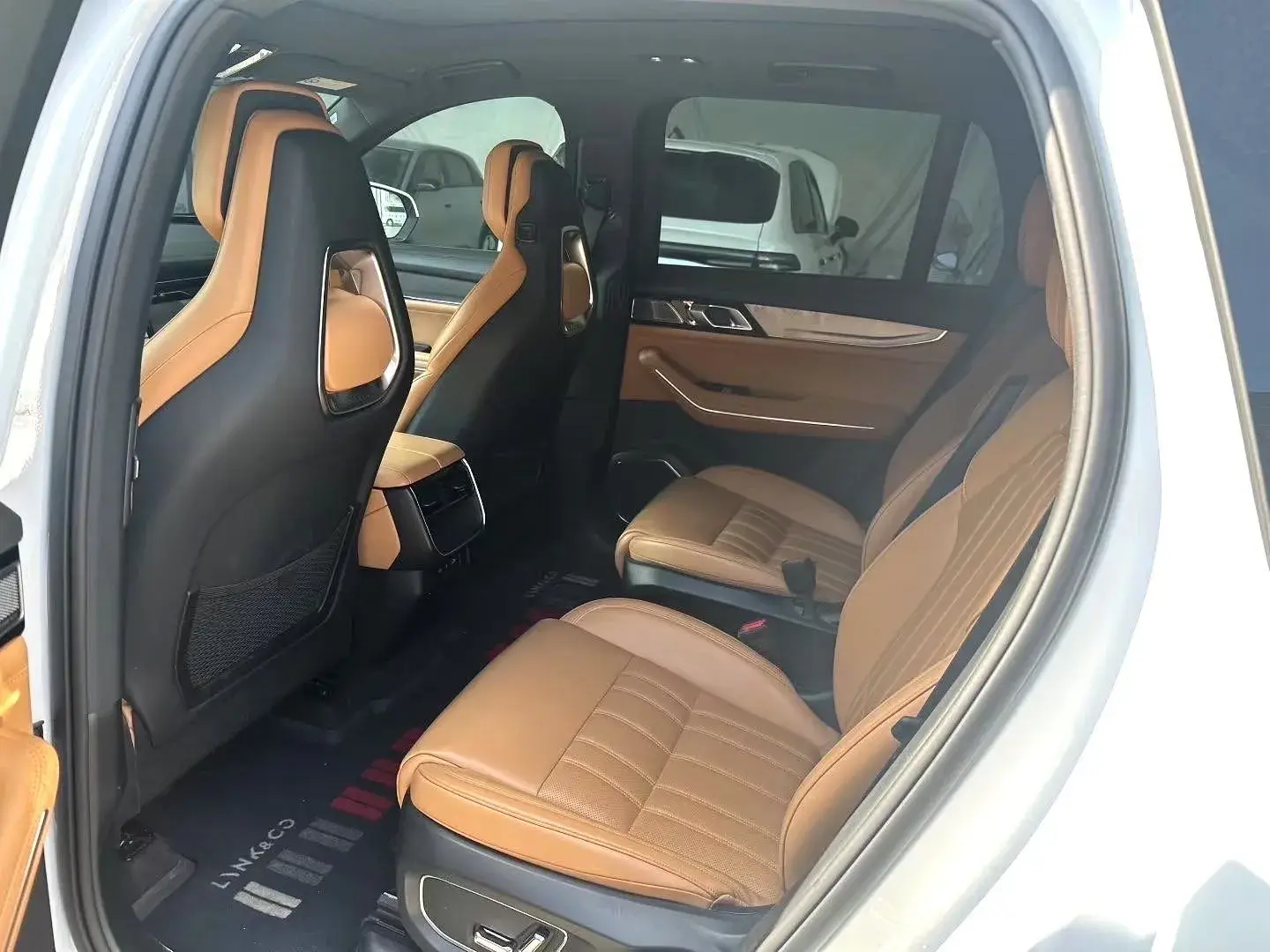 2023 LYNK&CO 09 thumbnail 3