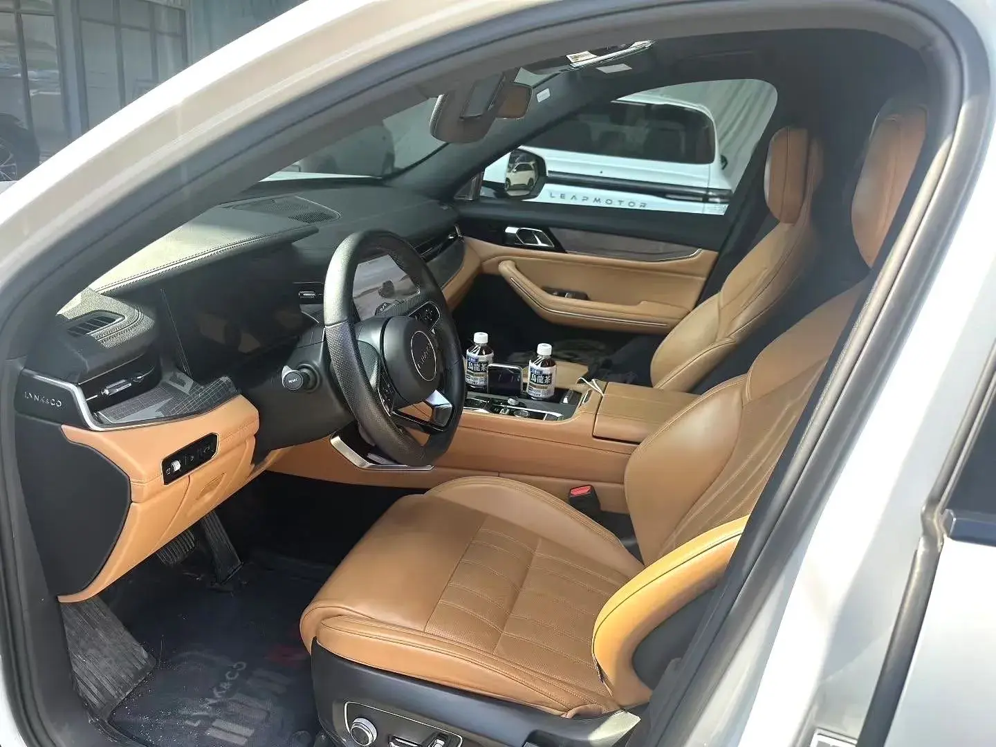 2023 LYNK&CO 09 thumbnail 4