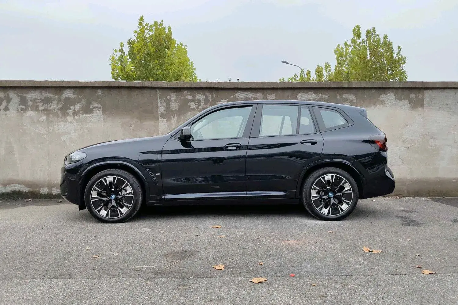 2024 BMW IX3 thumbnail 2
