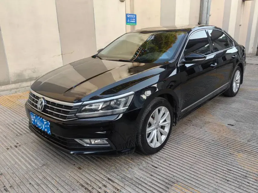 2017 VOLKSWAGEN PASSAT view 1