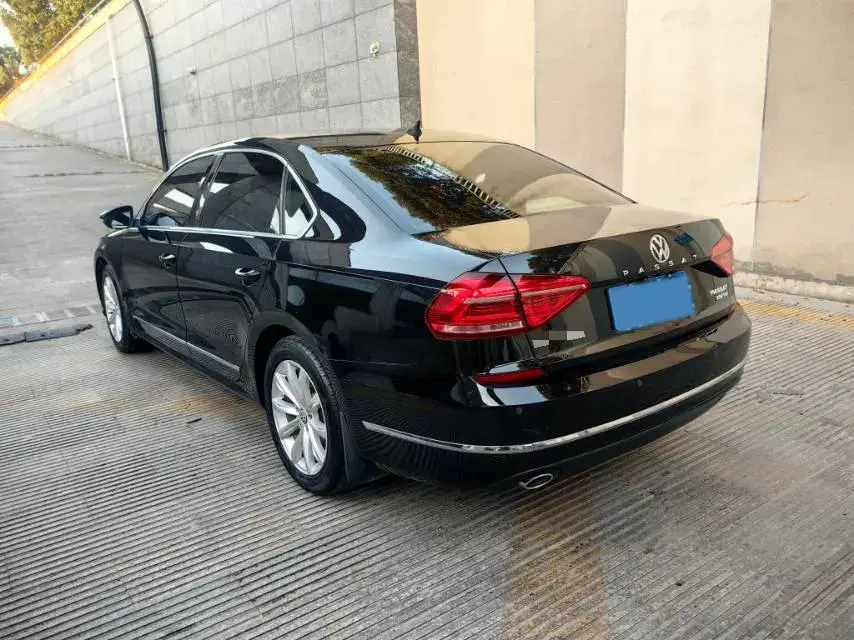 2017 VOLKSWAGEN PASSAT thumbnail 4