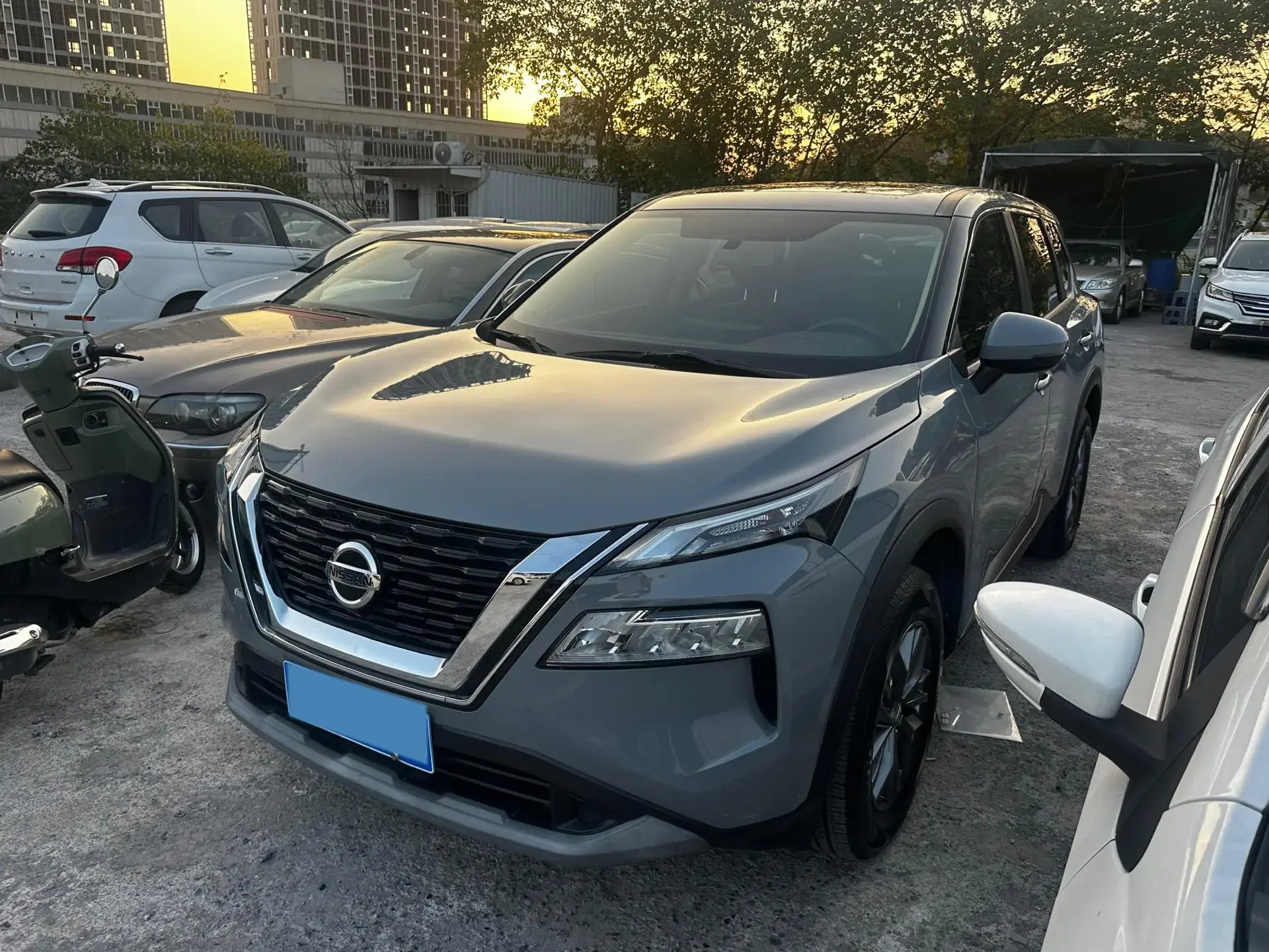 2021 NISSAN X-TRAIL view 1