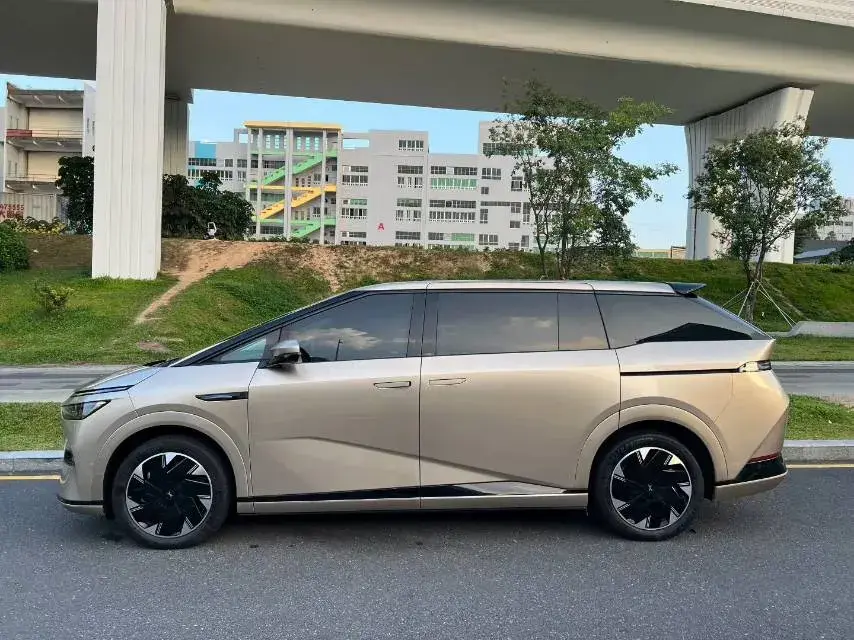 2024 XPENG X9 thumbnail 2