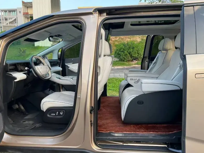 2024 XPENG X9 thumbnail 4