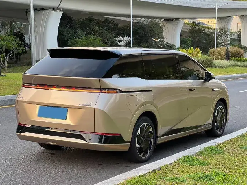 2024 XPENG X9 thumbnail 3