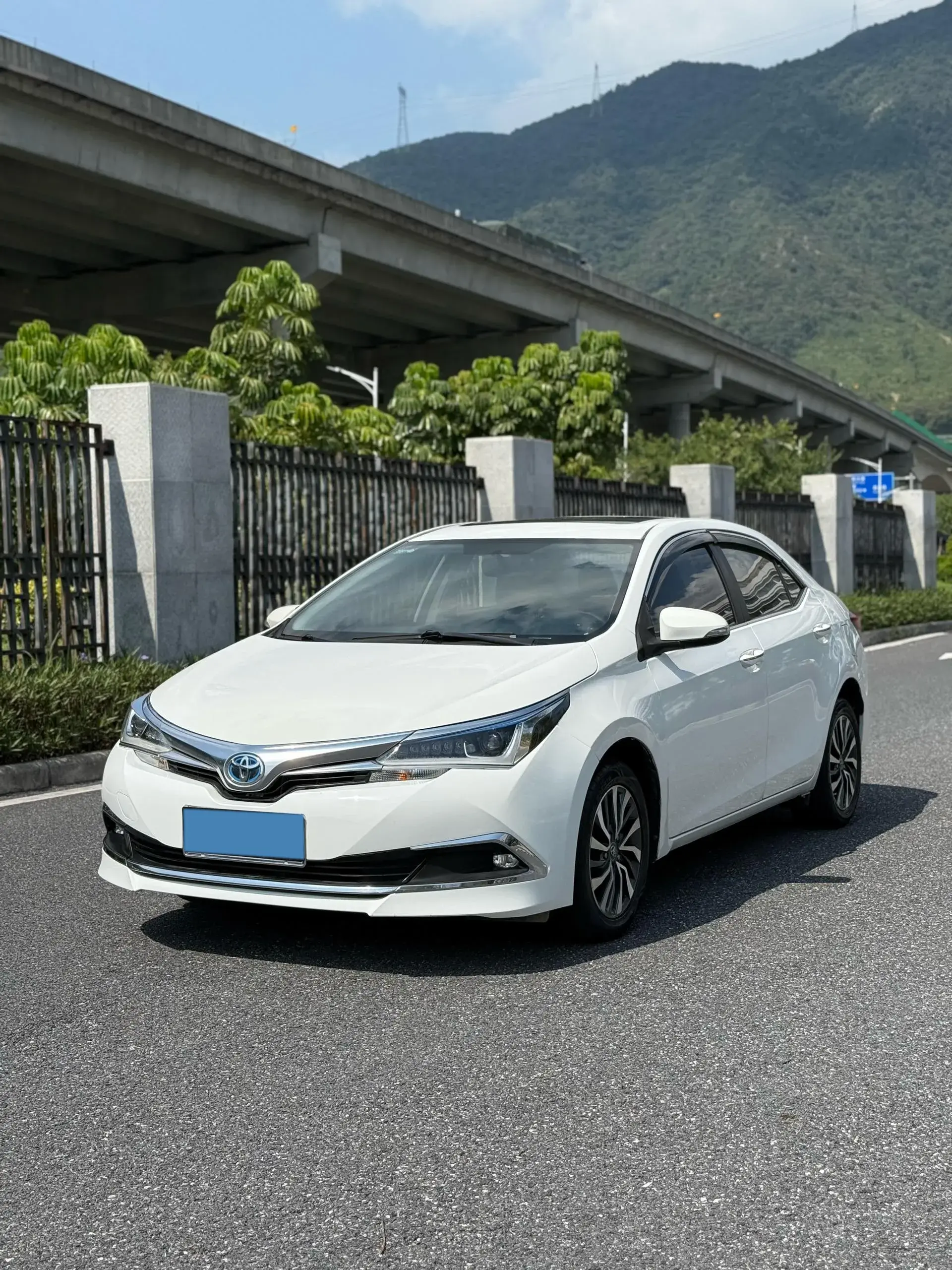 2018 TOYOTA COROLLA view 1