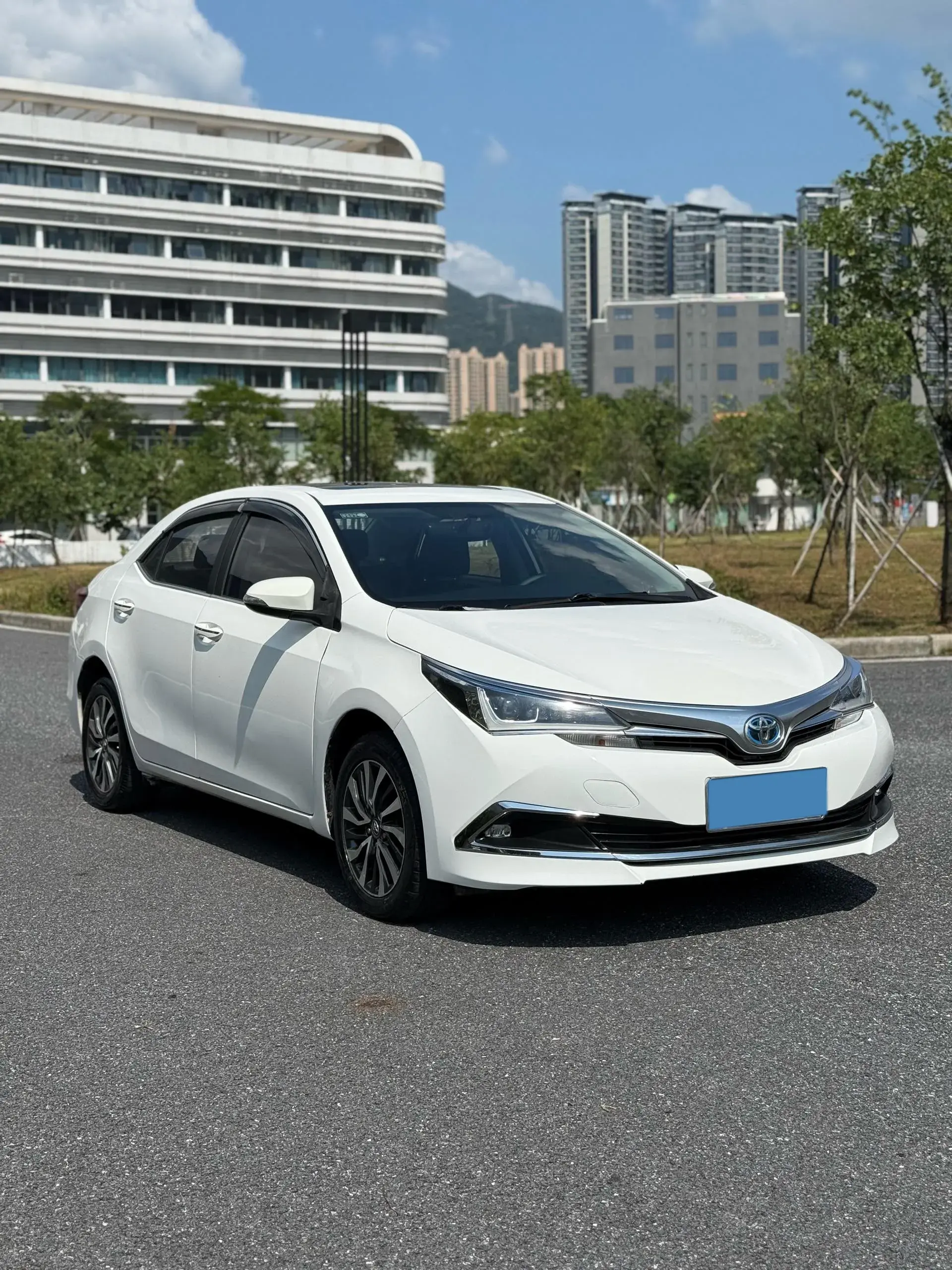 2018 TOYOTA COROLLA thumbnail 3
