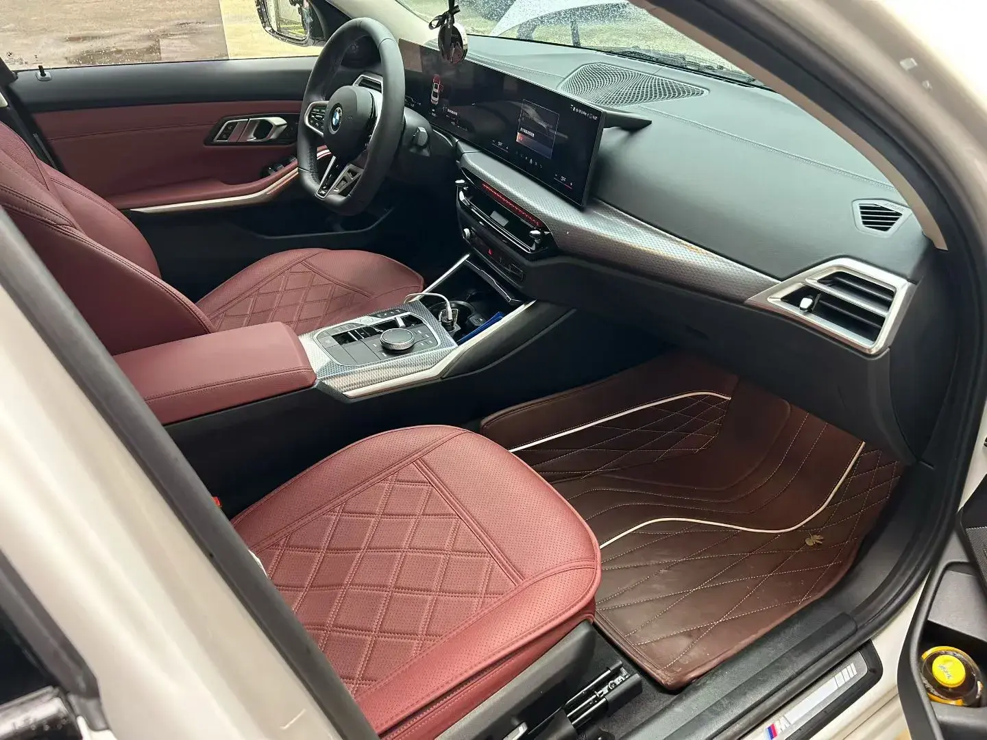 2025 BMW 3 thumbnail 4