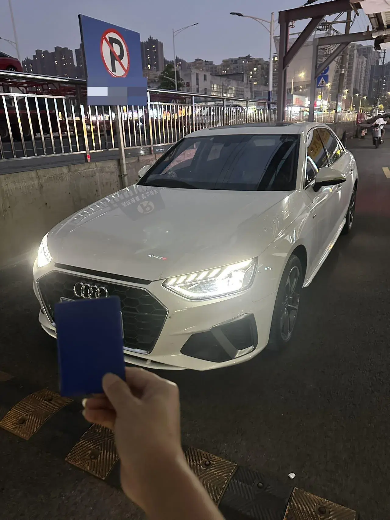 2023 AUDI A4L view 1