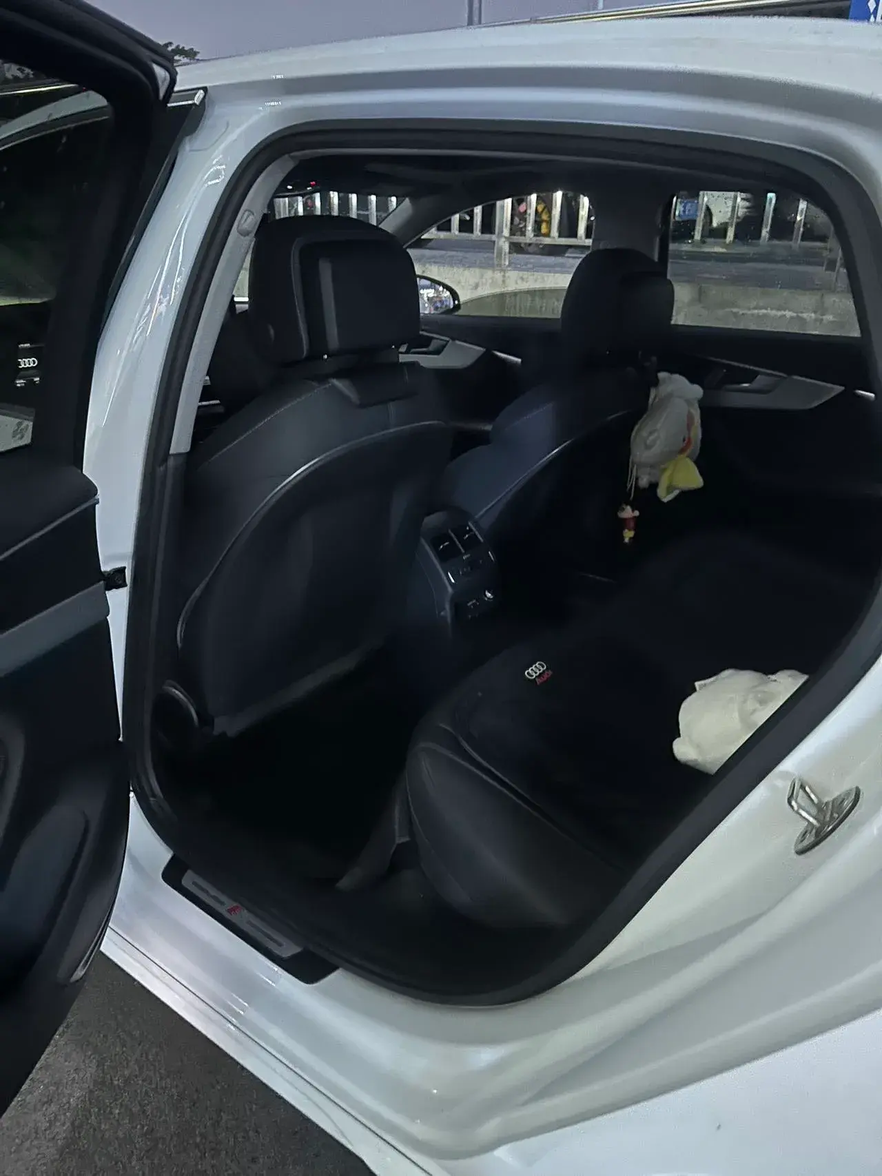 2023 AUDI A4L thumbnail 4