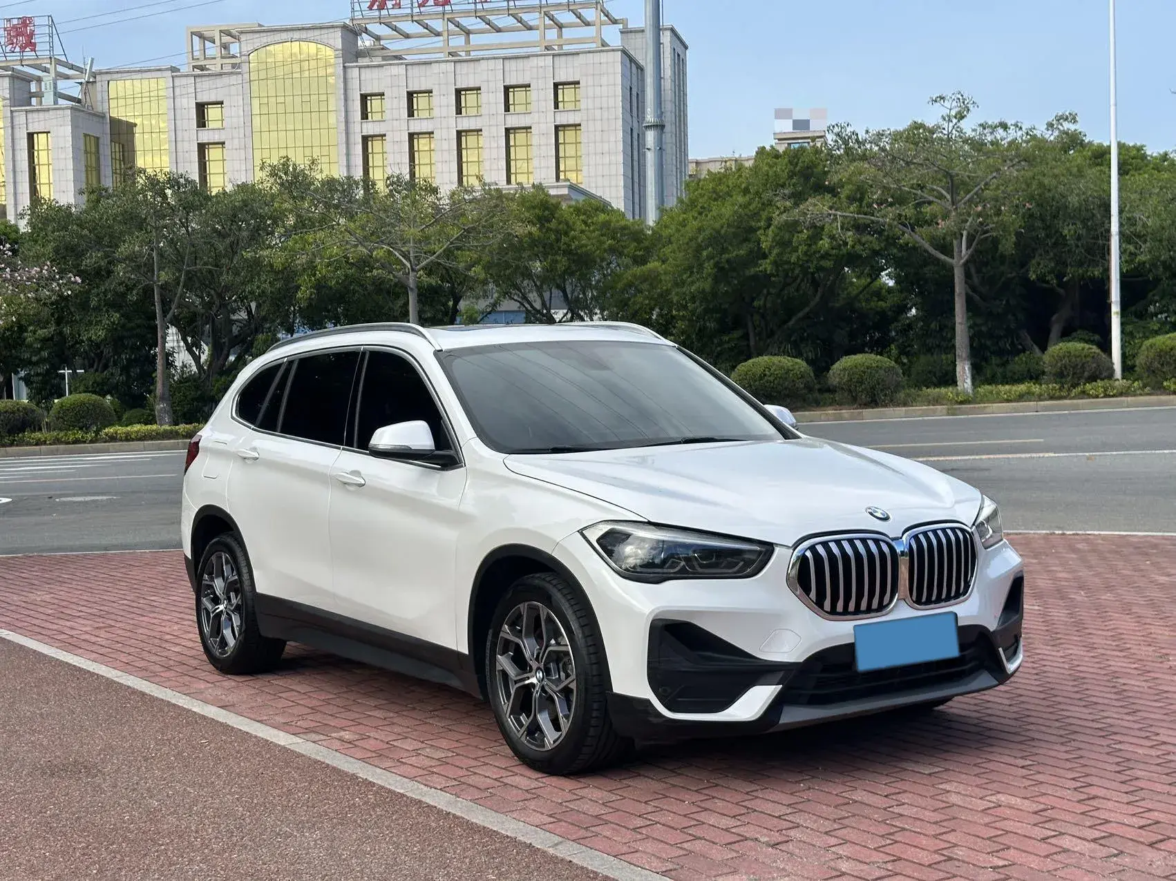 2022 BMW X1 thumbnail 3