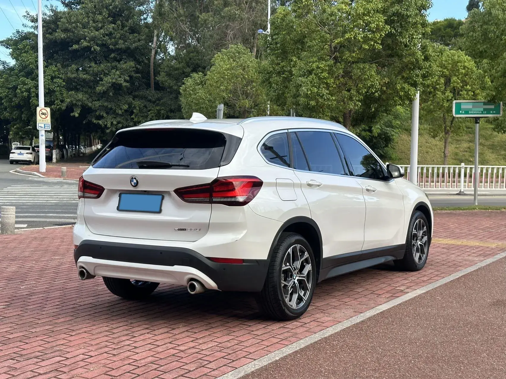 2022 BMW X1 thumbnail 4