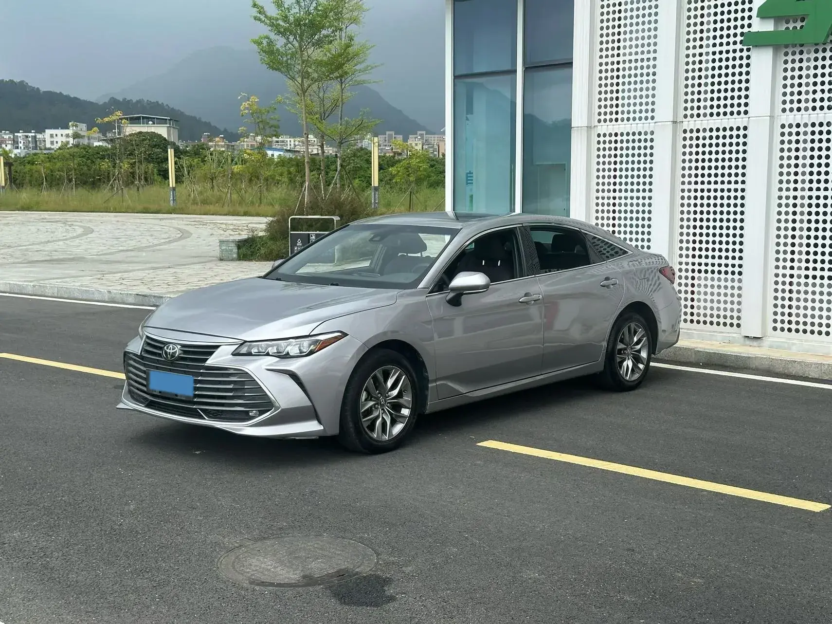 2019 TOYOTA AVALON view 1