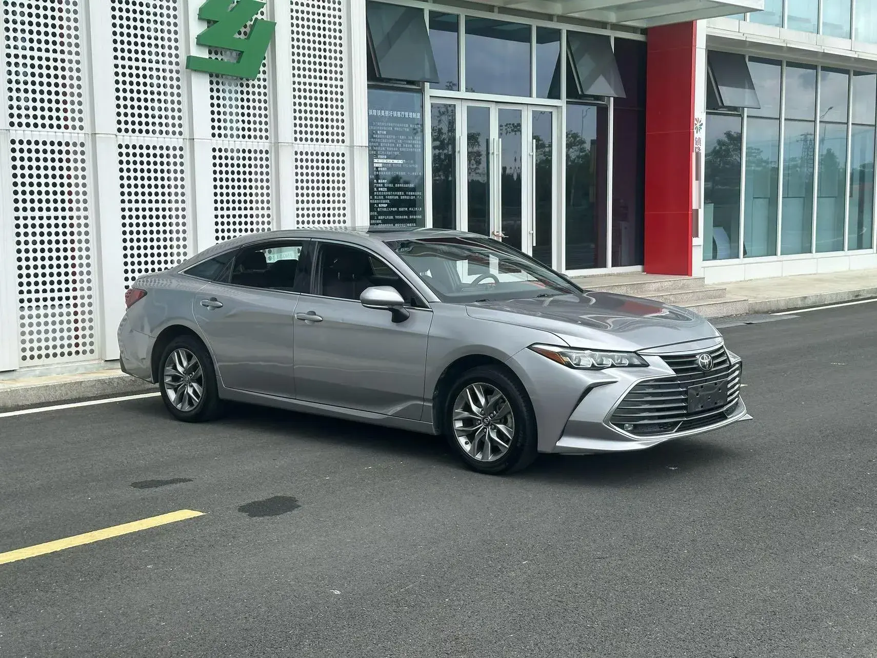 2019 TOYOTA AVALON thumbnail 3