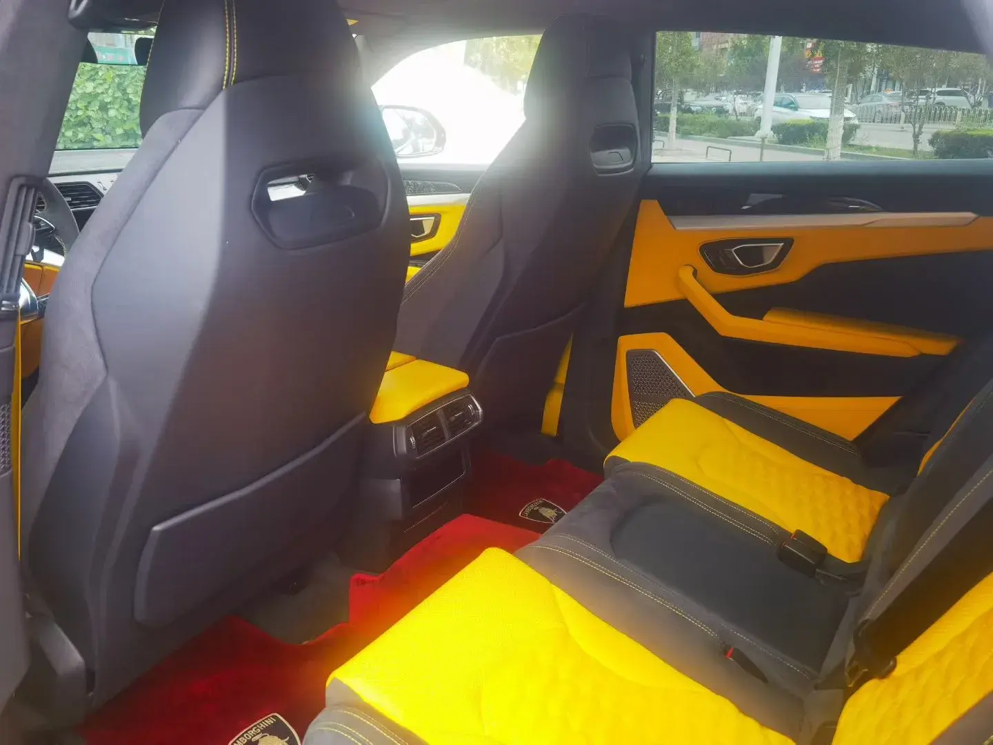 2018 LAMBORGHINI URUS thumbnail 4