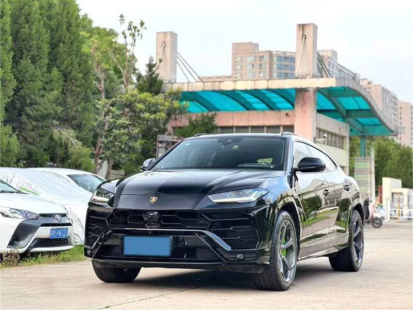 2018 LAMBORGHINI URUS view 1