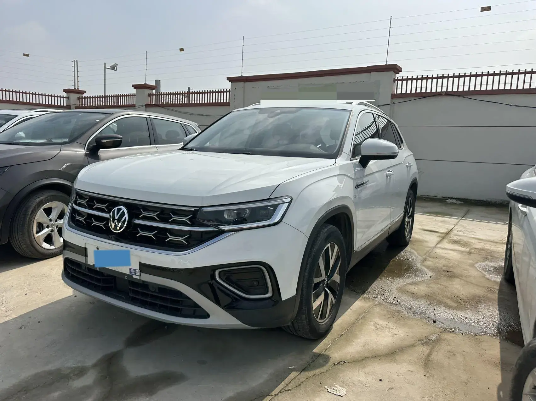 2023 VOLKSWAGEN TAYRON view 1