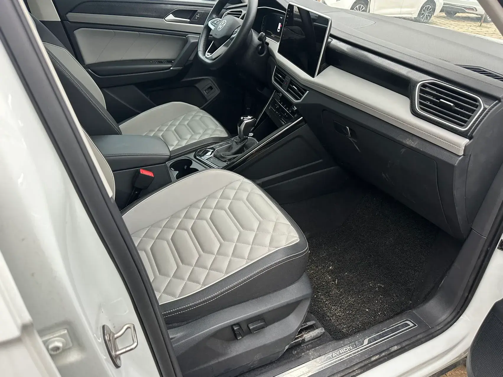 2023 VOLKSWAGEN TAYRON thumbnail 4