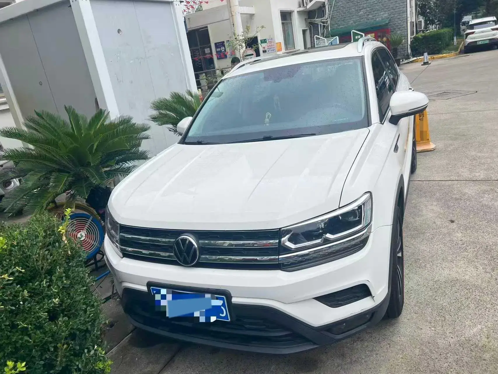 2020 VOLKSWAGEN THARU view 1