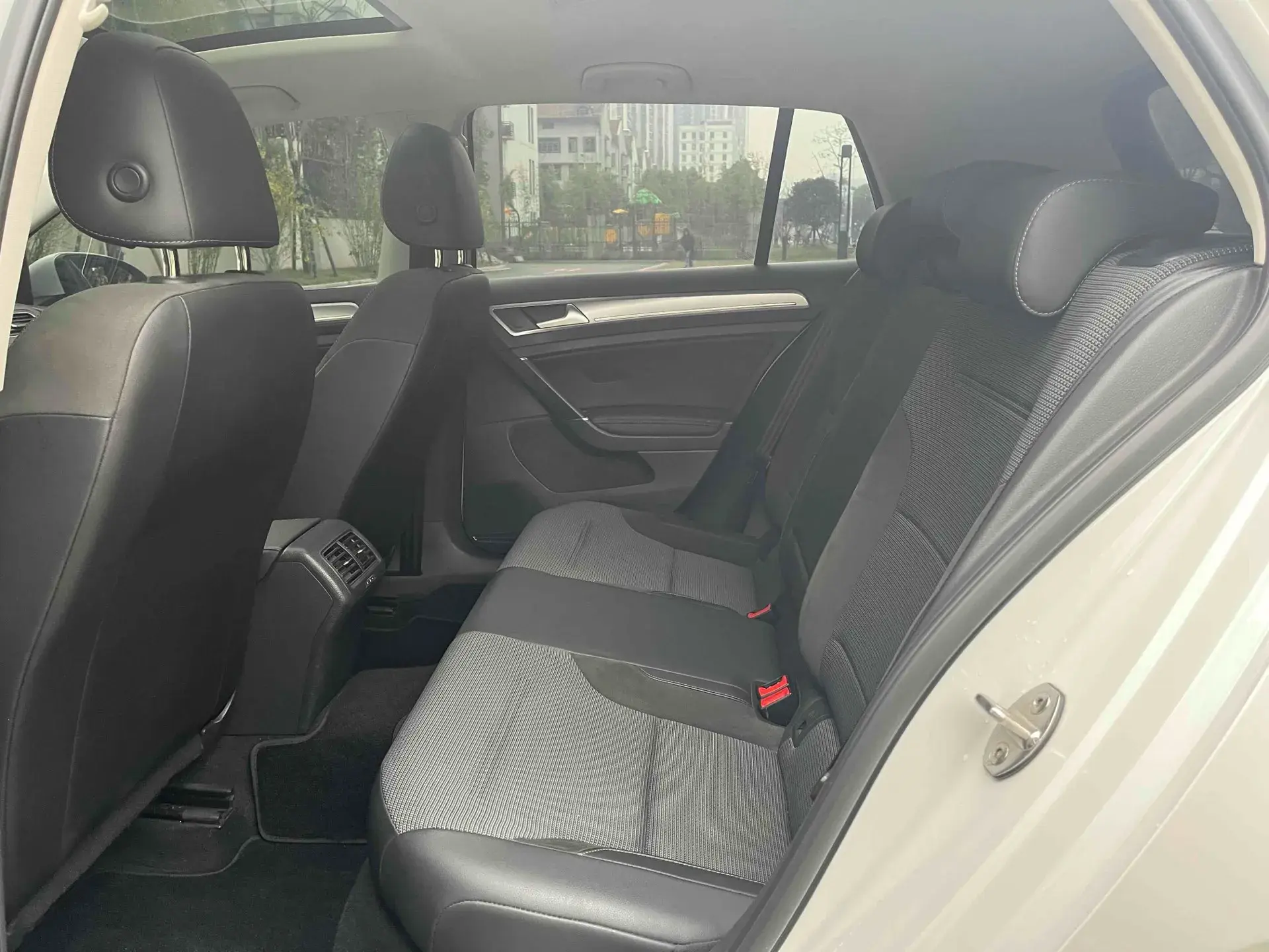 2018 VOLKSWAGEN GOLF thumbnail 3