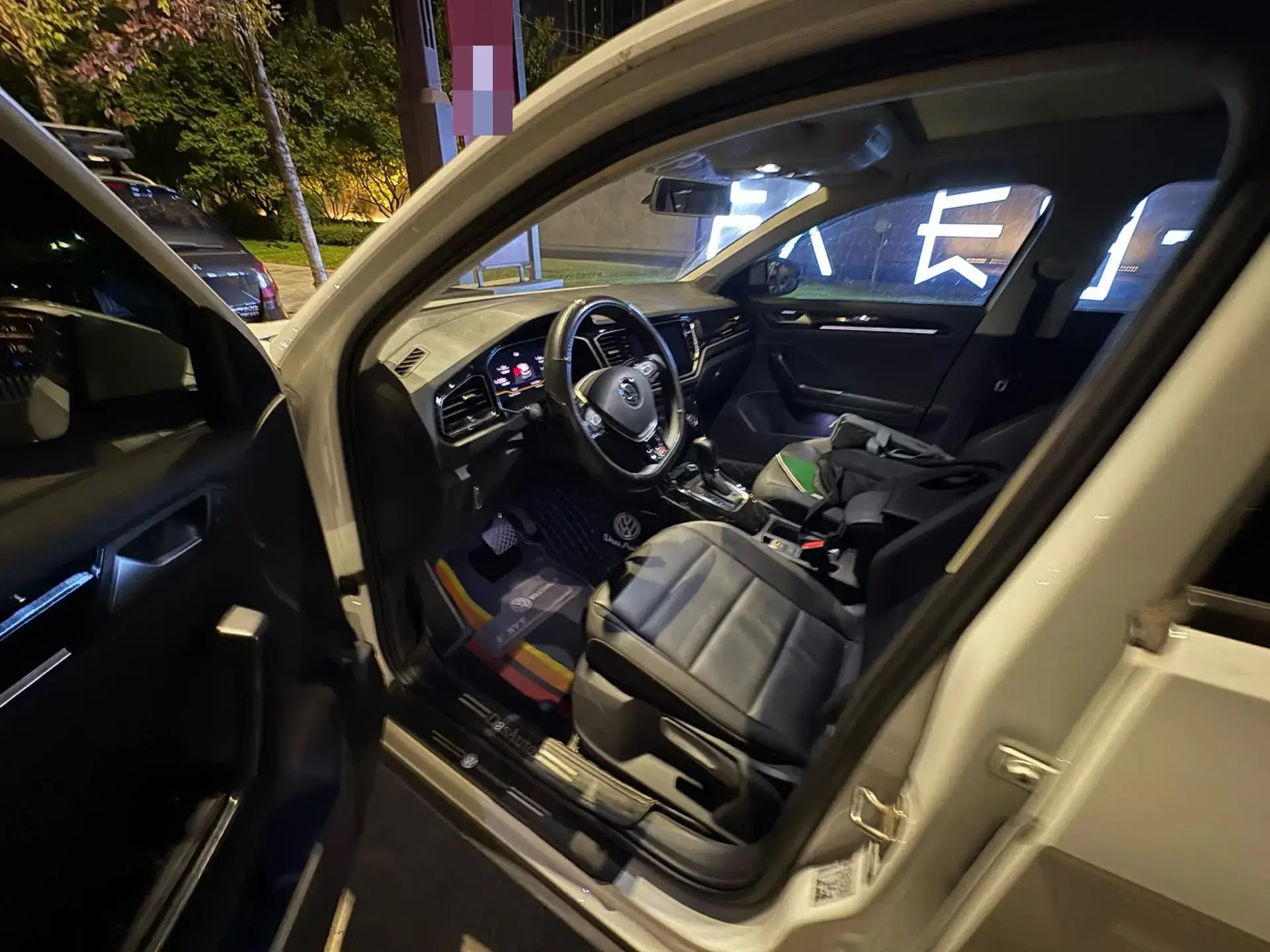 2021 VOLKSWAGEN T-ROC thumbnail 3