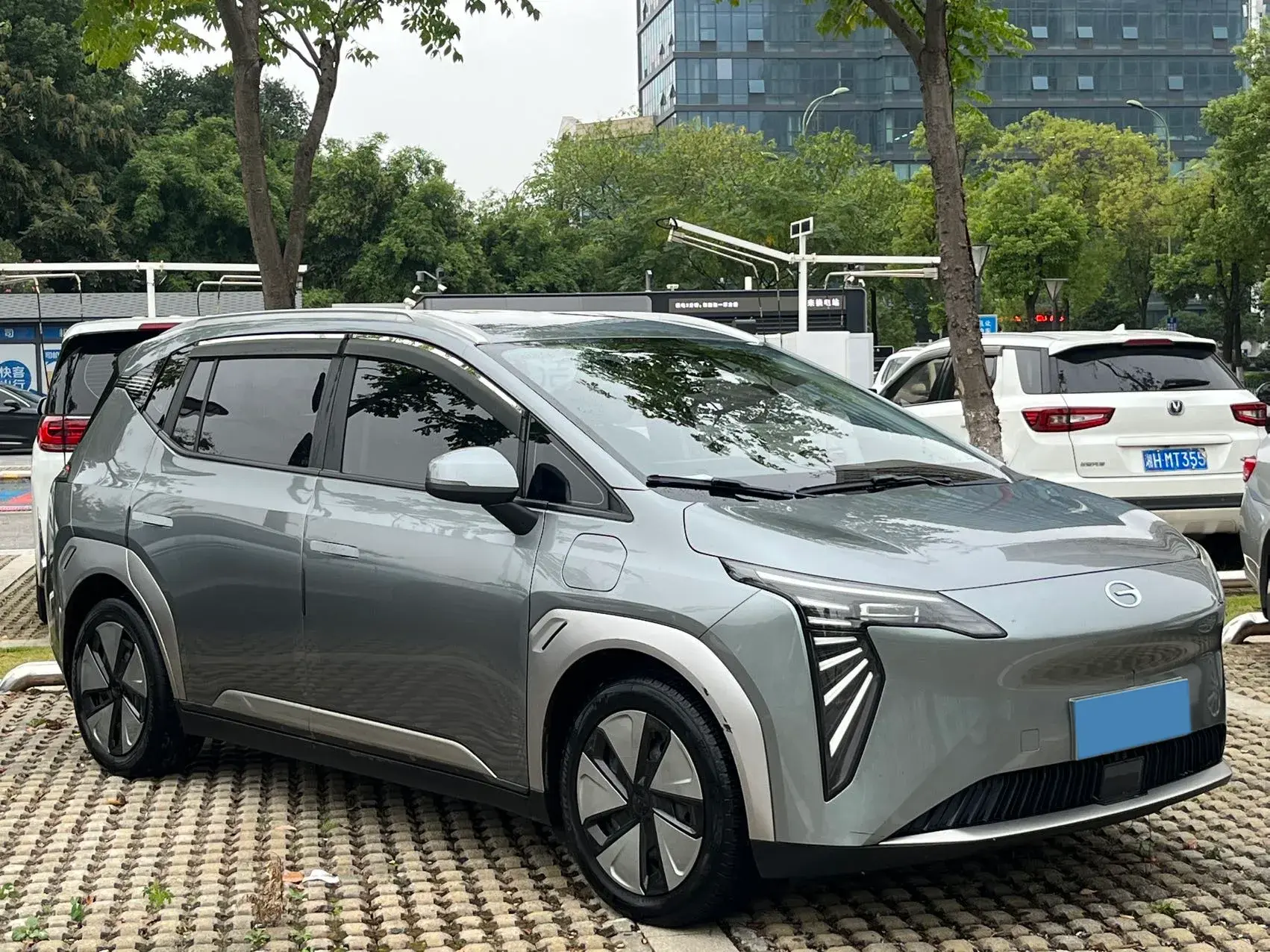 2023 AION Y thumbnail 3