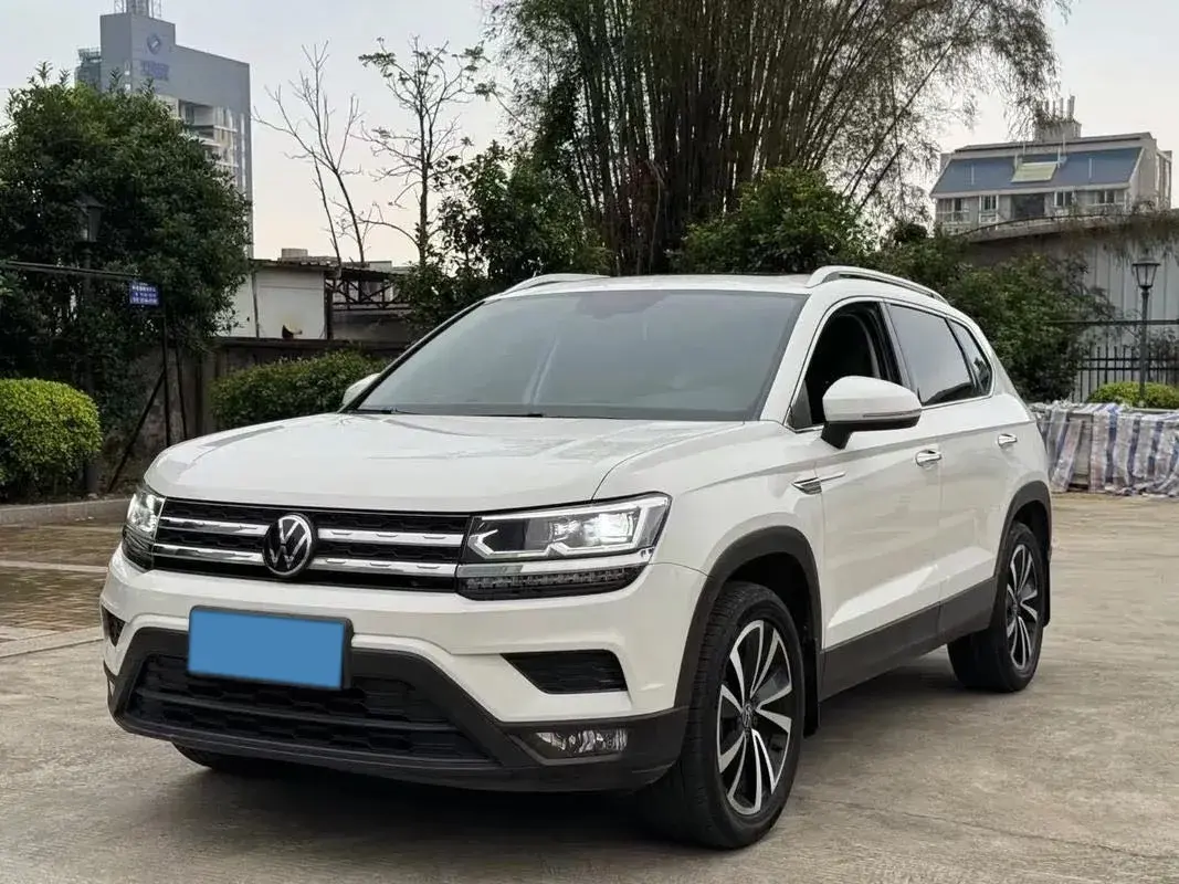 2021 VOLKSWAGEN THARU view 1