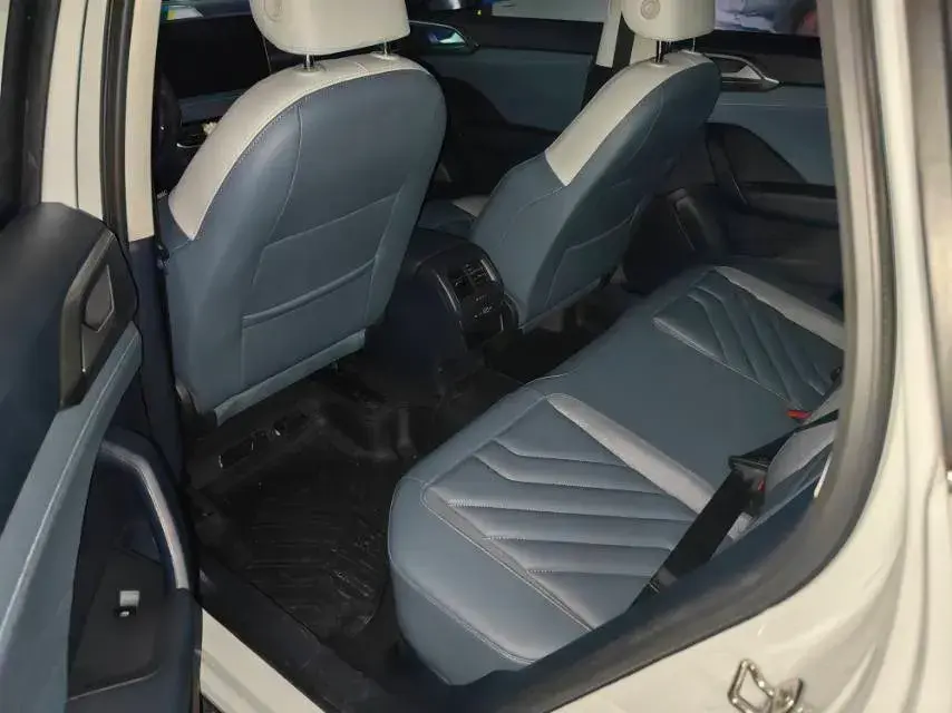 2023 VOLKSWAGEN THARU thumbnail 4