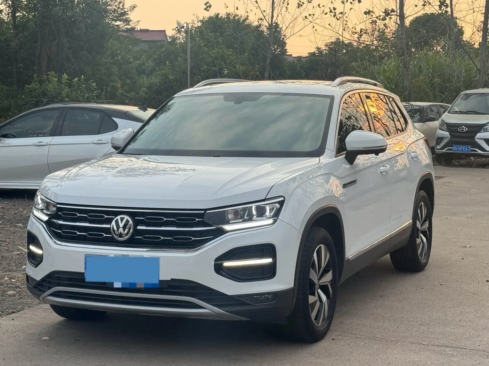 2020 VOLKSWAGEN TAYRON view 1