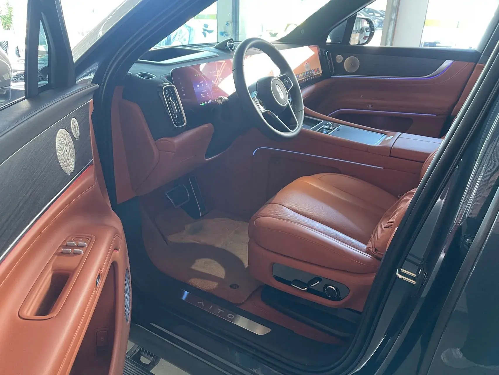 2025 AITO AITO thumbnail 3