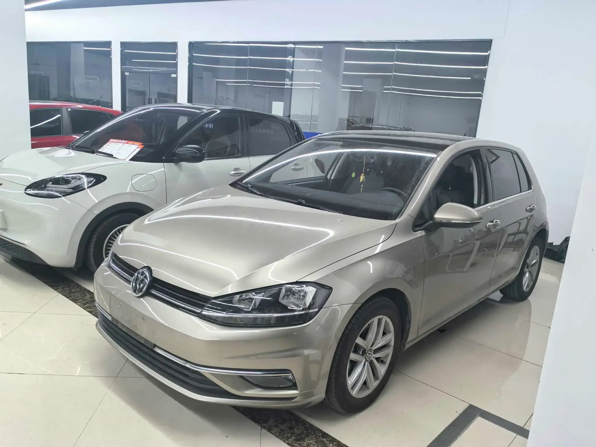 2019 VOLKSWAGEN GOLF view 1