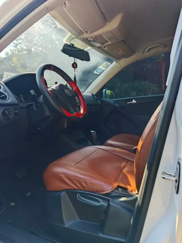 2017 VOLKSWAGEN TIGUAN thumbnail 3