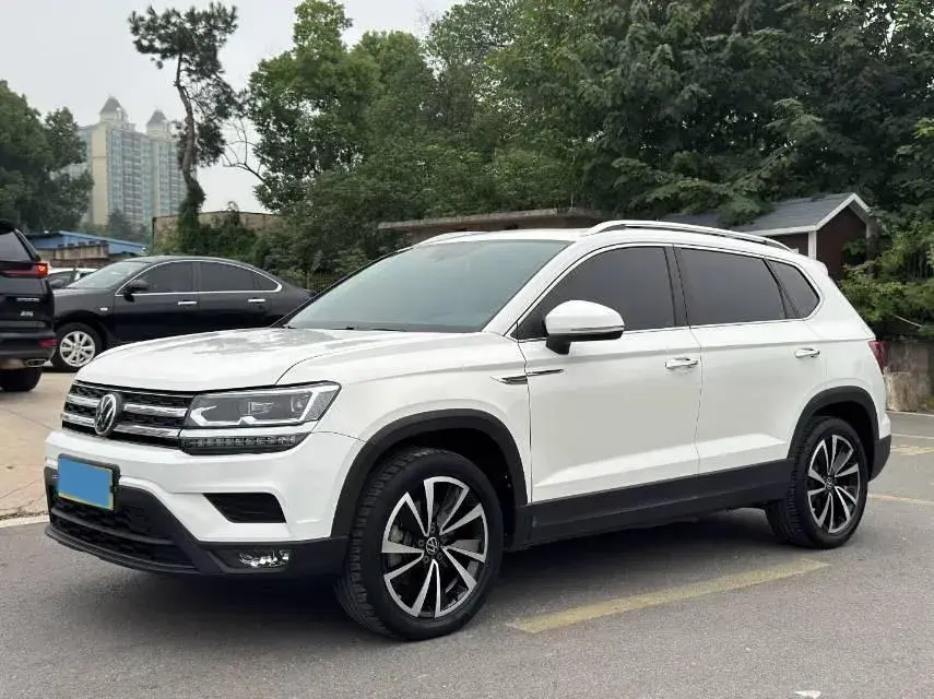 2021 VOLKSWAGEN THARU view 1