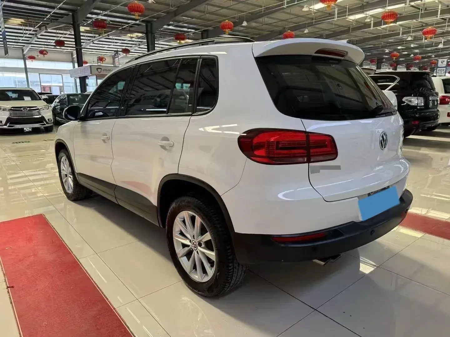 2017 VOLKSWAGEN TIGUAN thumbnail 4
